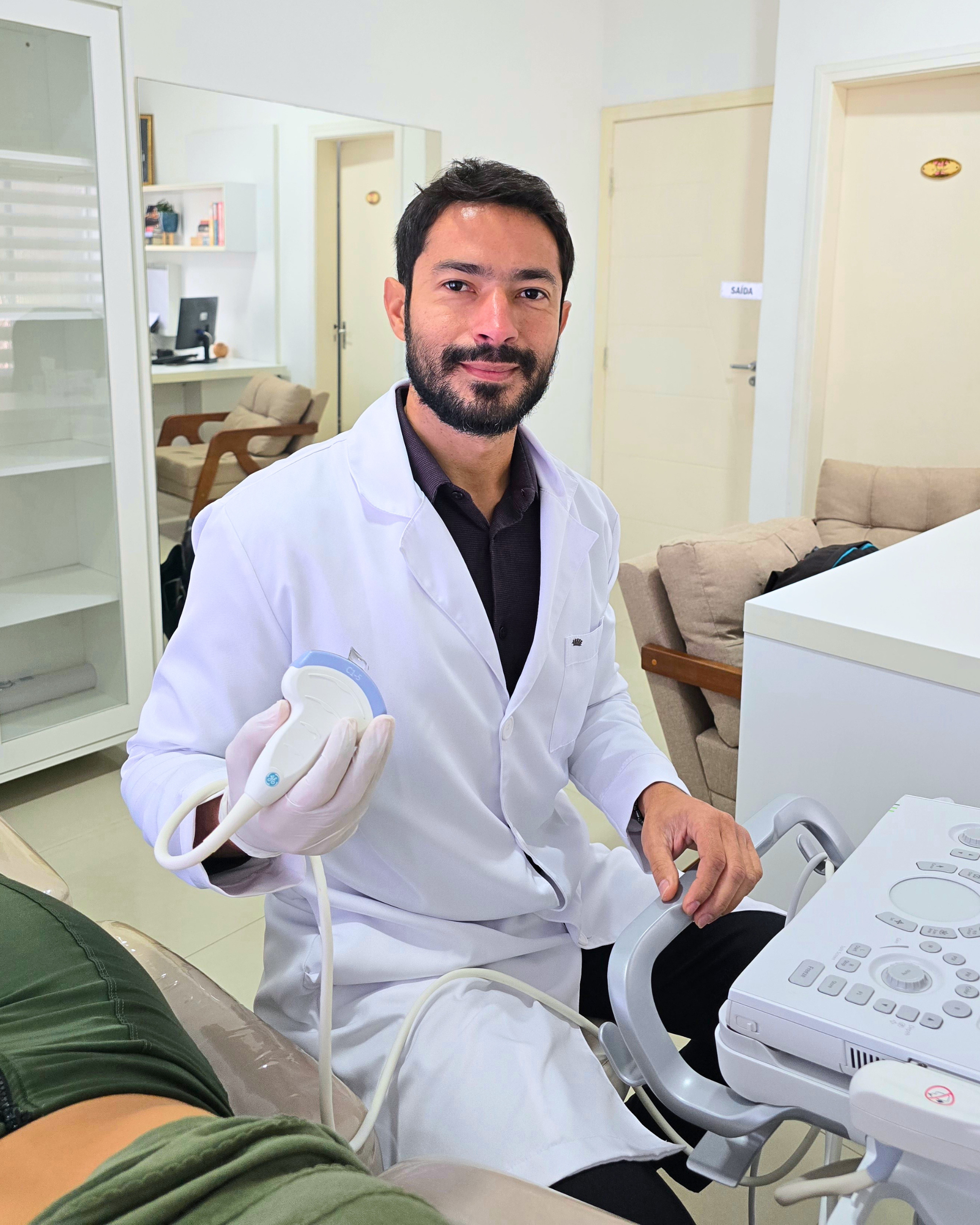 Dr. Vinicius Santana — Médico Radiologista